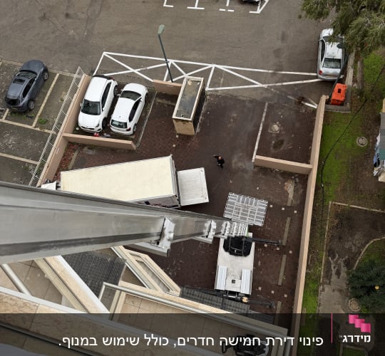 מנוף להובלת חפצים בבניין מגורים